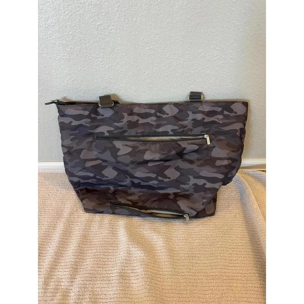 Baggalini Camo Print LG Tote with luggage sleeve - Picture 3 of 4